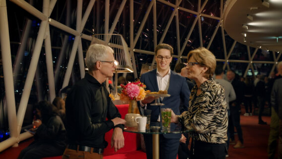 Bezoekers aan statafel die worden voorzien van gratis consumpties in de foyer van het AFAS Theater.