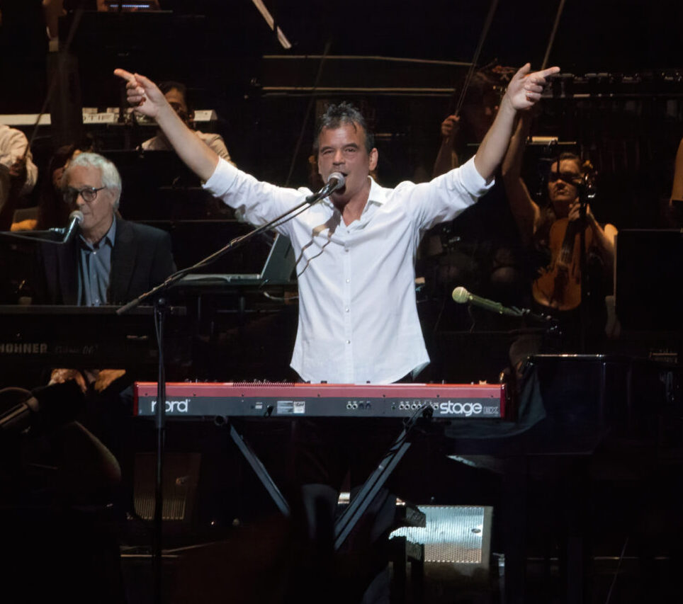 Ernst Jansz op het podium tijdens reünieconcert