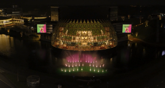 Buitenaanzicht van het AFAS Theater Leusden in avondsferen.