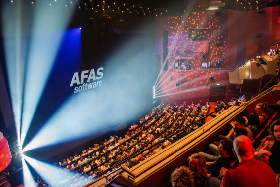 Volle theaterzaal met publiek