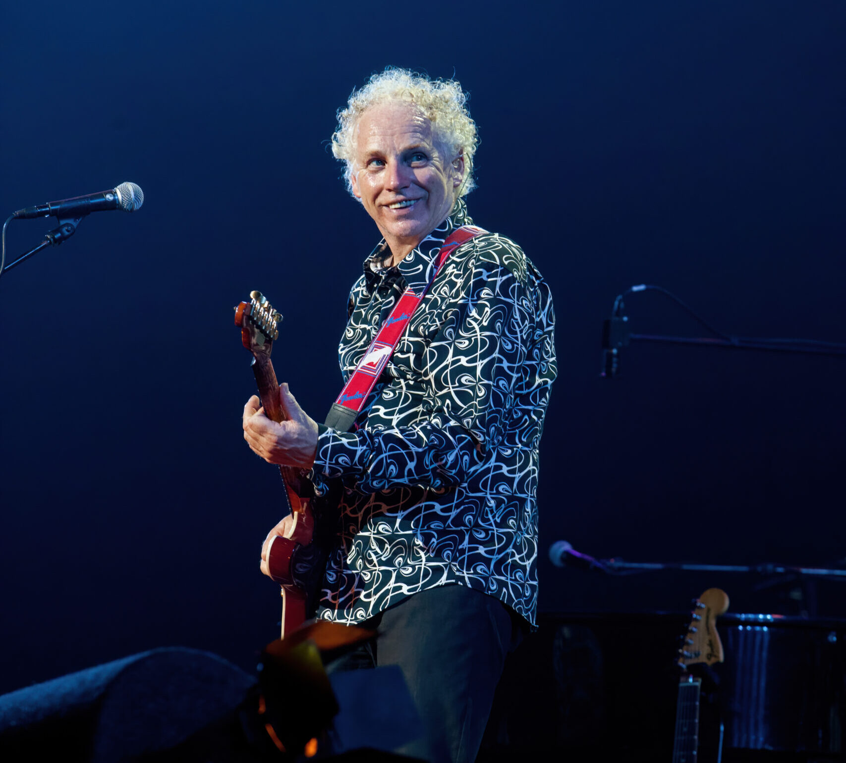 Jan Hendriks op het podium tijdens reünieconcert