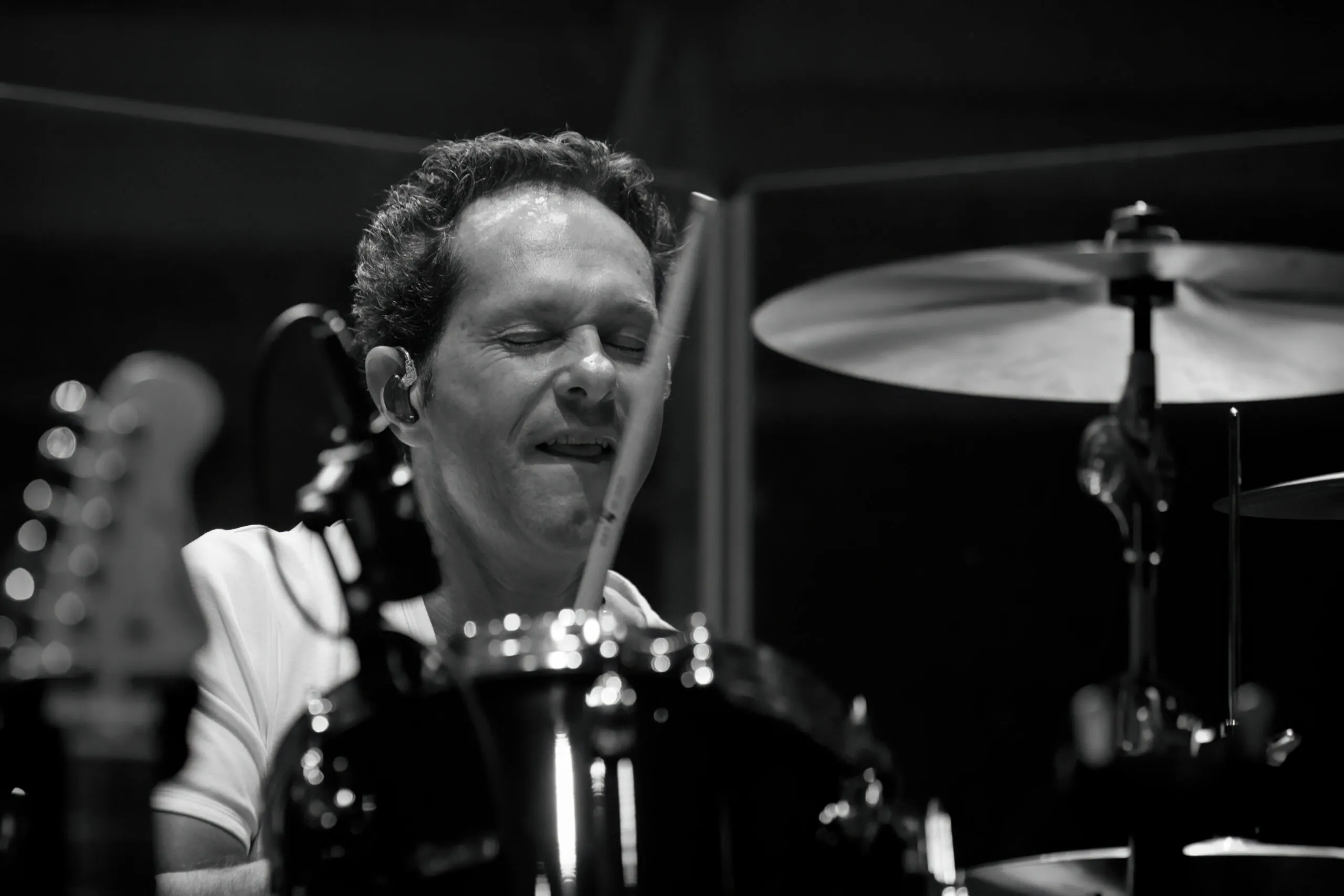 René van Collem close-up, spelend op zijn drumstel.