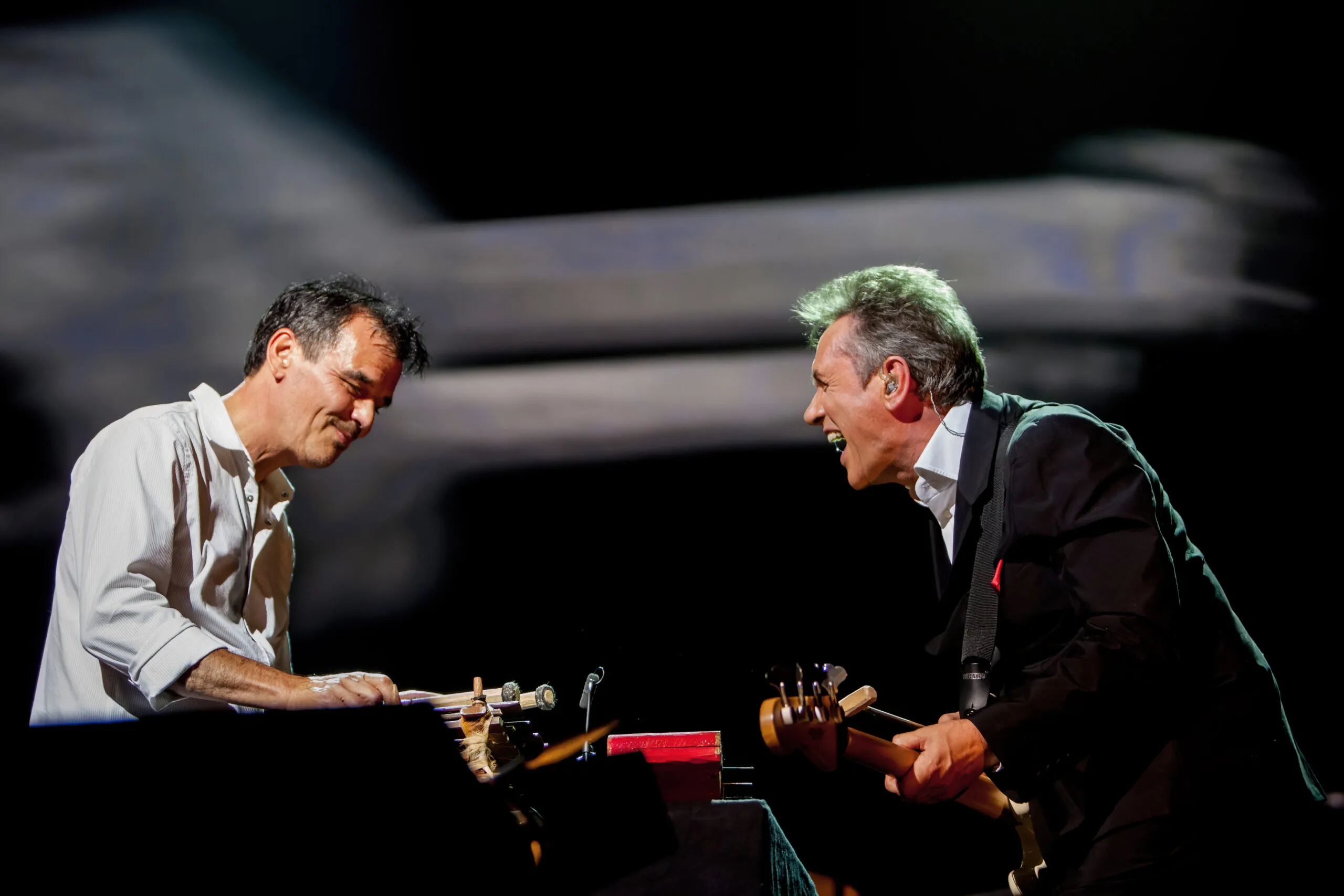 Henny Vrienten en Ernst Jansz spelen en lachen tijdens concert.