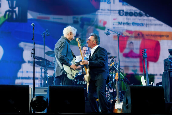 Henny Vrienten en Ernst Jansz op het podium aan het optreden bij een reunieconcert