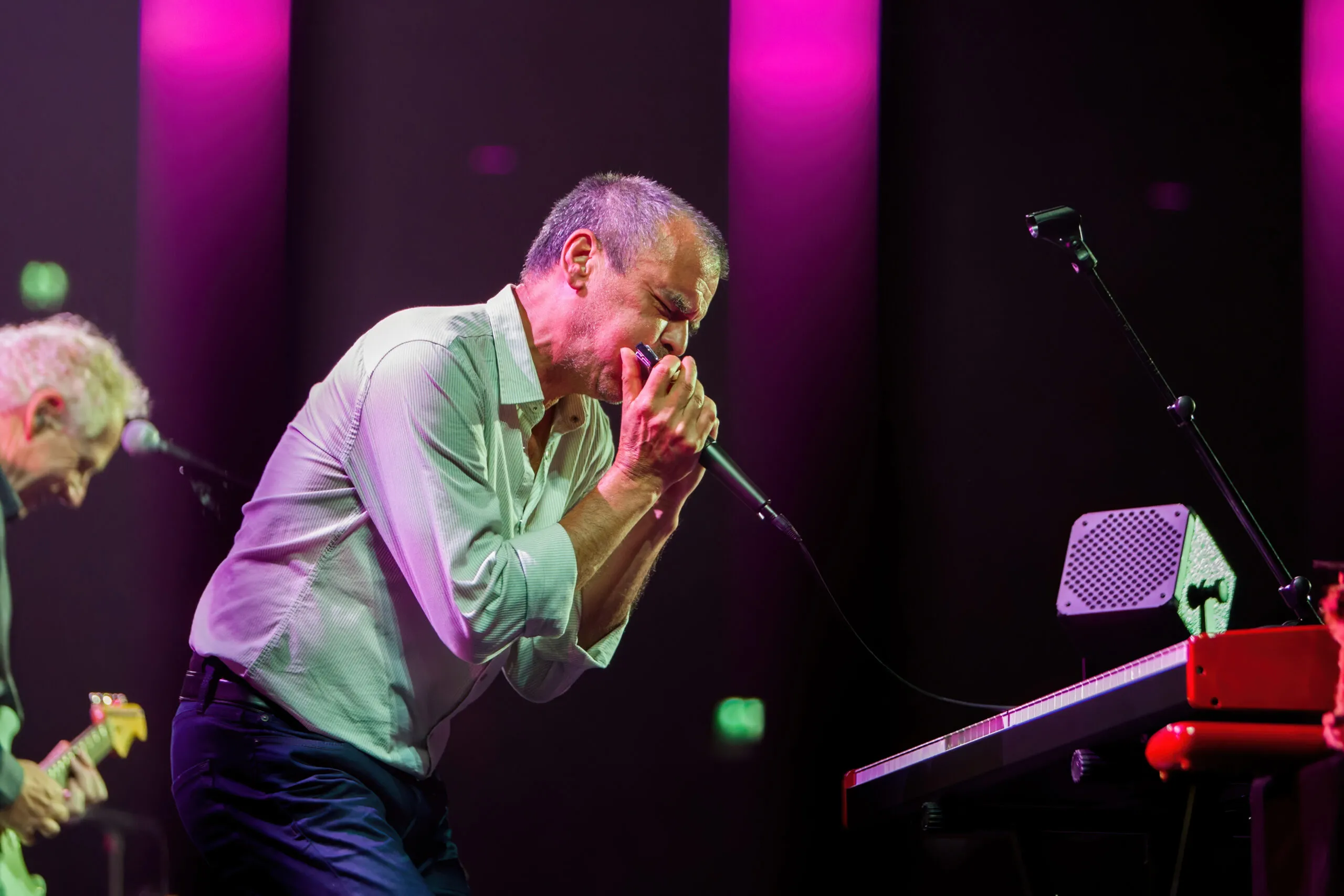 Ernst Jansz speelt mondharmonica.