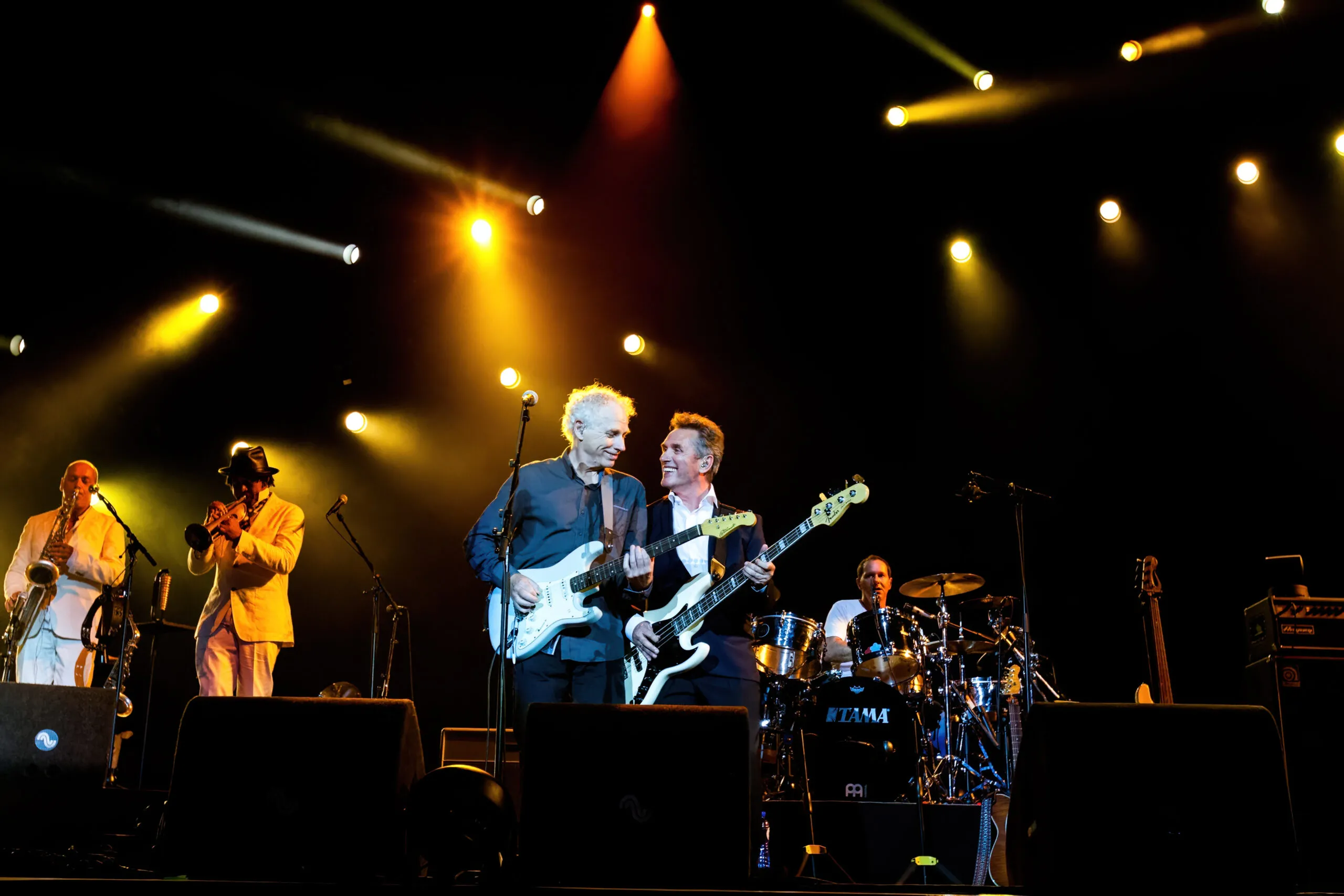 Concertfoto van Doe Maar! Henny Vrienten en Jan Hendriks staan al gitaar spelend midden vooraan op het podium.