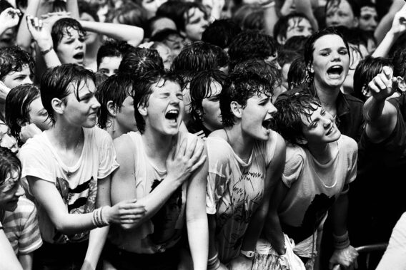 Schreeuwende fans in zwart/wit tijdens het afscheidsconcert van Doe Maar begin jaren '80.